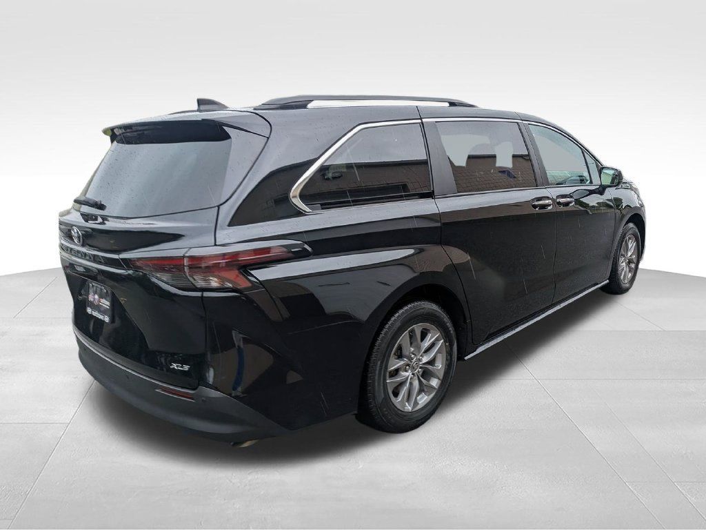 Used 2026 Toyota Sienna XLE FWD image 14