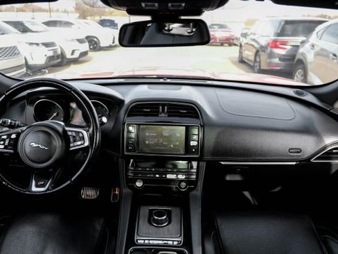 Used 2018 Jaguar F-PACE S image 19