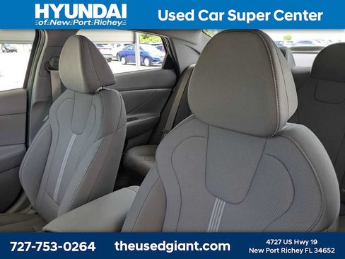 Used 2025 Hyundai Elantra SE FWD image 7