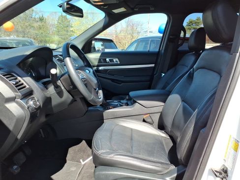 Used 2018 Ford Explorer XLT w/ Equipment Group 202A AWD/4WD image 11