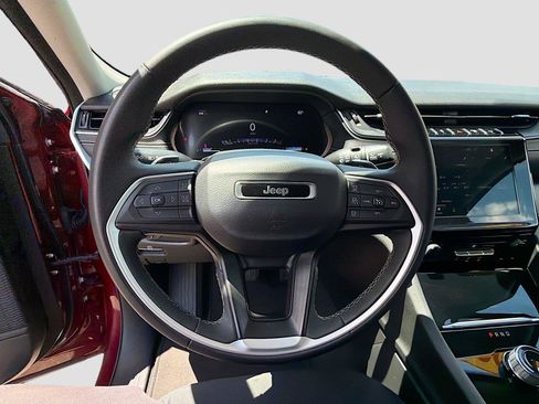 Used 2023 Jeep Grand Cherokee Laredo AWD/4WD image 38