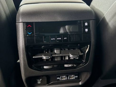 New 2025 Jeep Grand Cherokee L Laredo image 27