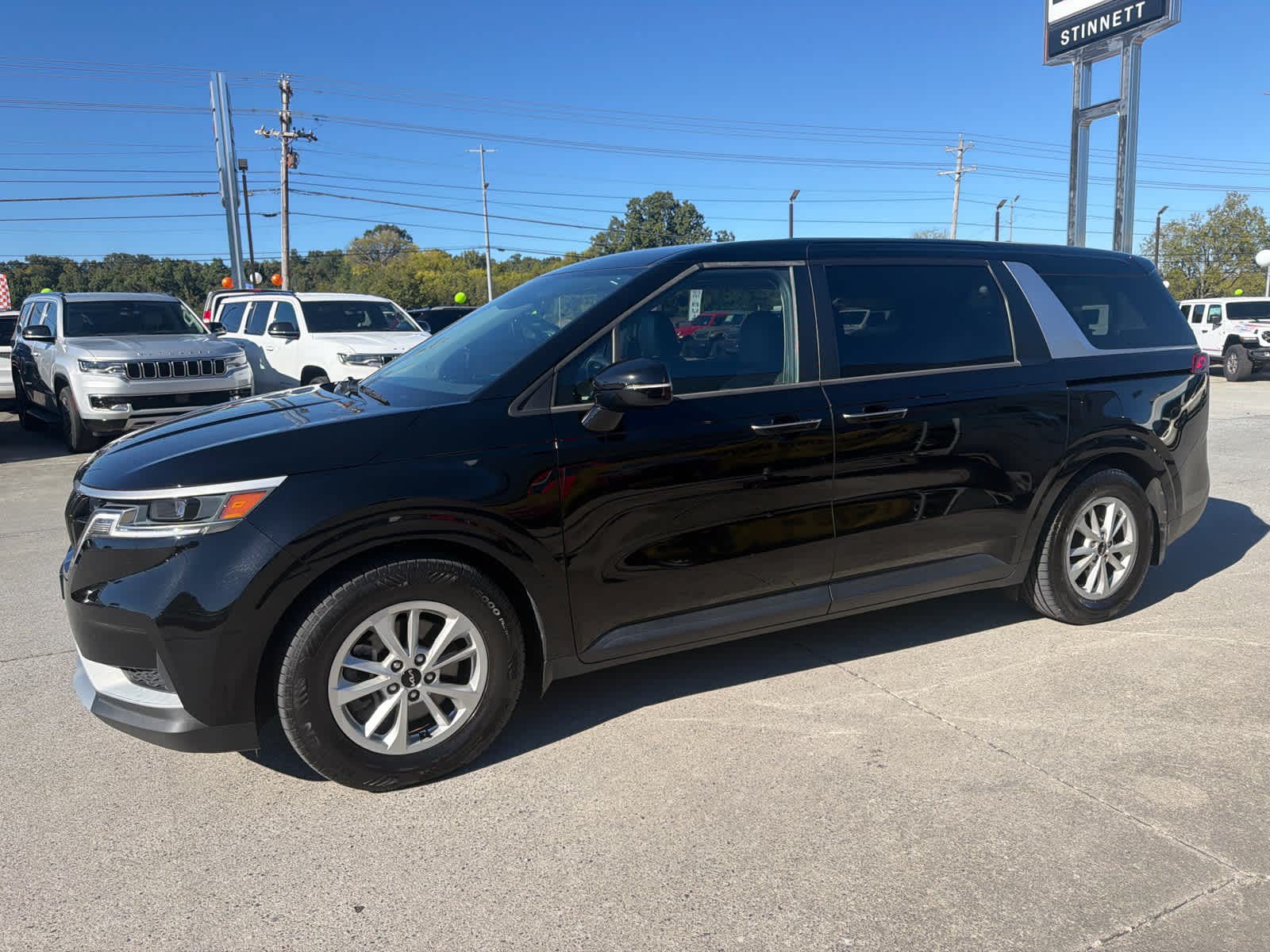 Used 2024 Kia Carnival LX FWD image 2