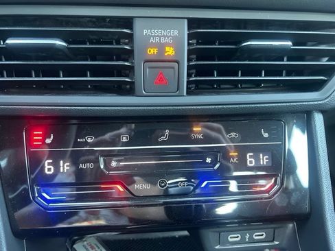 Used 2025 Volkswagen Jetta Sport FWD image 4