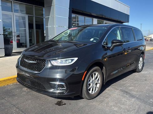 Used 2023 Chrysler Pacifica Touring-L FWD image 10
