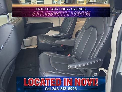 Used 2022 Chrysler Pacifica Touring-L image 12