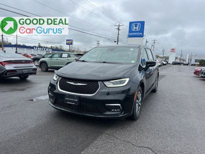 Used 2022 Chrysler Pacifica Touring-L w/ Uconnect Theater Family Group