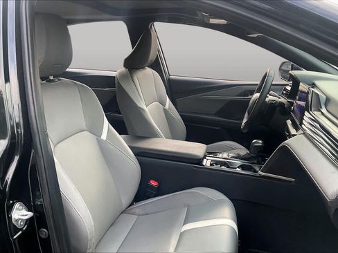 Used 2025 Toyota Camry SE w/ Convenience Package FWD image 9