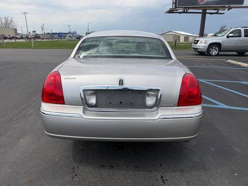Used 2010 Lincoln Town Car Signature Limited image 8