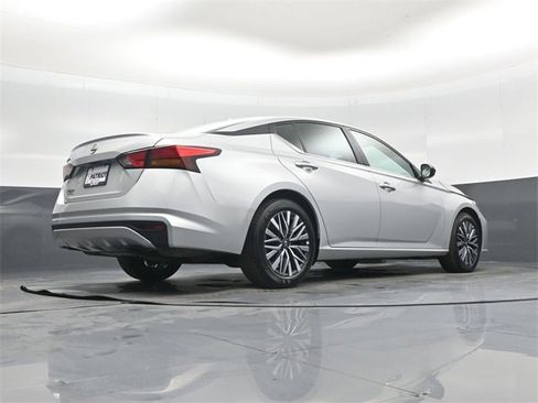 Used 2025 Nissan Altima 2.5 SV image 40