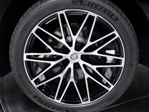 Certified 2026 Porsche Macan AWD/4WD image 11