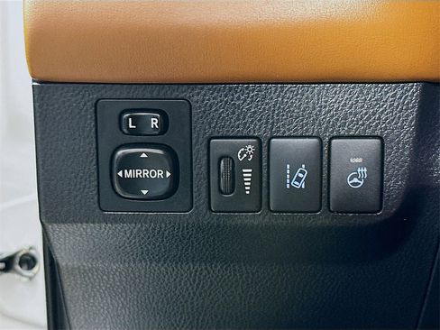 Used 2017 Toyota RAV4 Platinum image 12