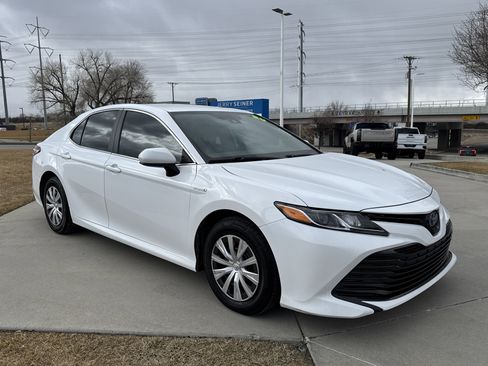 Used 2020 Toyota Camry LE image 7