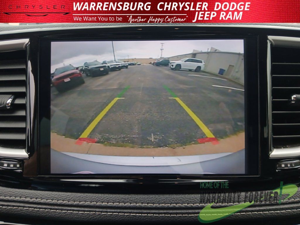 Used 2024 Chrysler Pacifica Limited FWD image 23