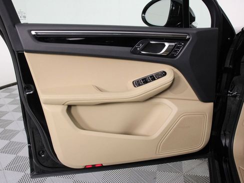 Certified 2025 Porsche Macan AWD/4WD image 20