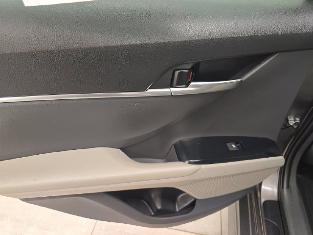 Used 2020 Toyota Camry SE FWD image 15