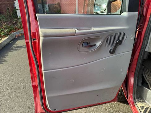 Used 2005 Ford E-350 and Econoline 350 Extended Super Duty image 36