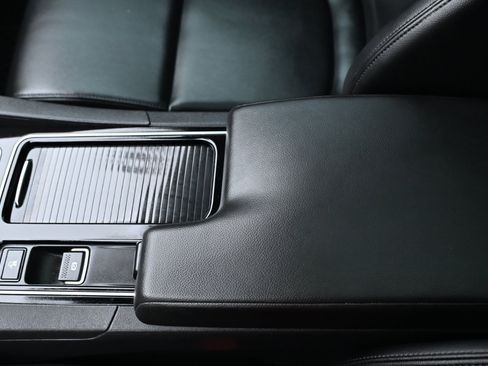 Used 2020 Jaguar F-PACE Premium image 26