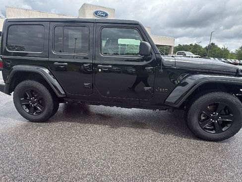 Used 2023 Jeep Wrangler Unlimited Sahara AWD/4WD image 3