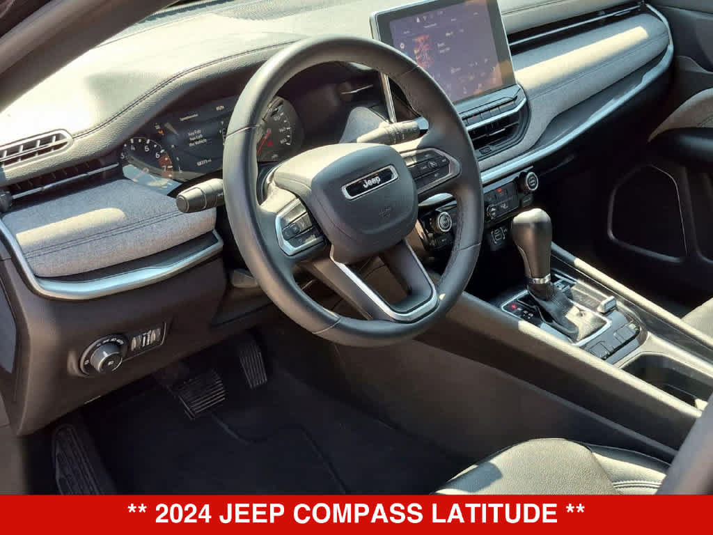 Used 2024 Jeep Compass Latitude AWD/4WD image 2