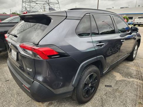 Used 2020 Toyota RAV4 XLE w/ Convenience Package FWD image 4