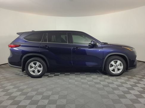 Used 2021 Toyota Highlander LE AWD/4WD image 2