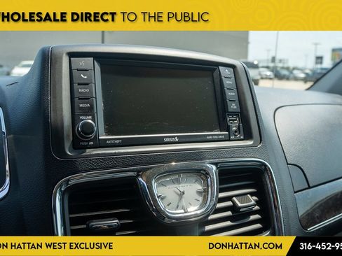 Used 2012 Chrysler Town & Country Touring w/ Entertainment Group #1 FWD image 7