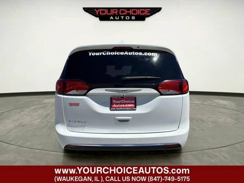 Used 2017 Chrysler Pacifica Touring Plus w/ Tire & Wheel Group FWD image 4