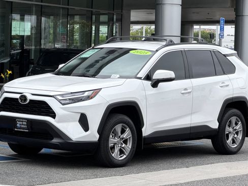Used 2025 Toyota RAV4 XLE FWD image 8