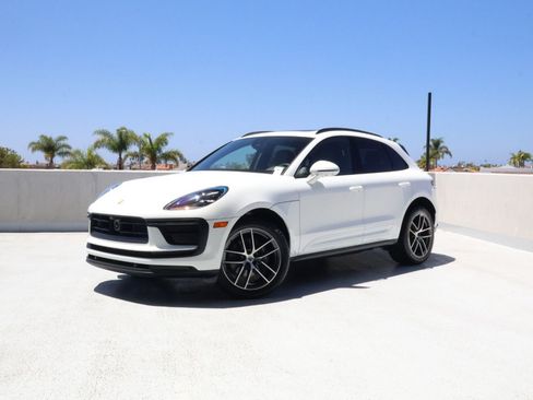 Certified 2026 Porsche Macan AWD/4WD image 1