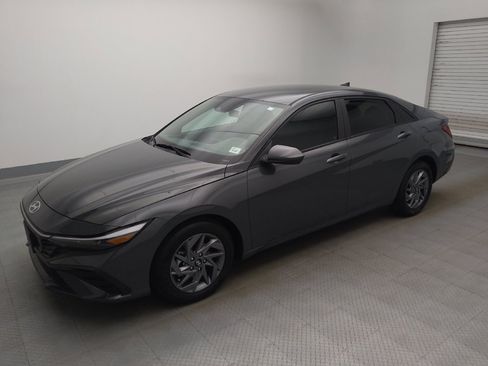 Used 2024 Hyundai Elantra SEL FWD image 2