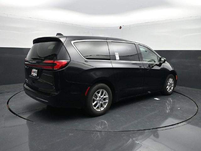 Used 2024 Chrysler Pacifica Touring-L FWD image 8