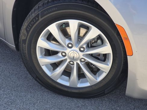 Used 2018 Chrysler Pacifica Touring-L w/ Premium Audio Group FWD image 7