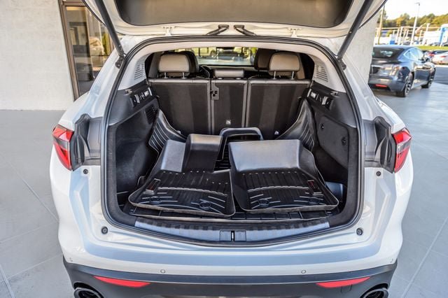 Used 2019 Alfa Romeo Stelvio AWD w/ Nero Edizione image 11