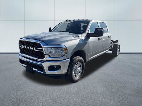 Used 2023 RAM 3500 Tradesman w/ Chrome Appearance Group AWD/4WD image 3