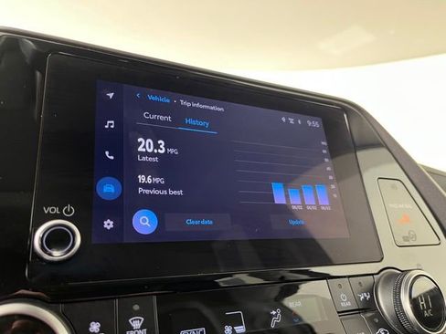 Used 2023 Toyota Highlander XLE image 28