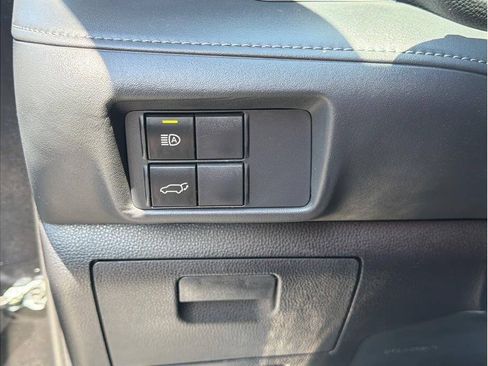 Used 2022 Toyota Highlander LE AWD/4WD image 11