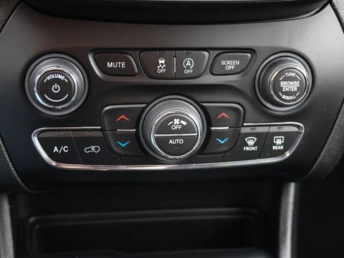 Used 2019 Jeep Cherokee Limited image 31