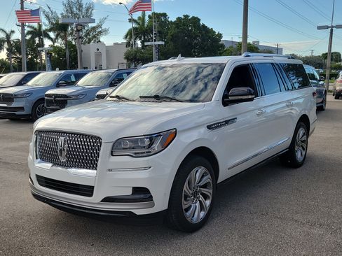 Certified 2024 Lincoln Navigator L Reserve AWD/4WD image 3