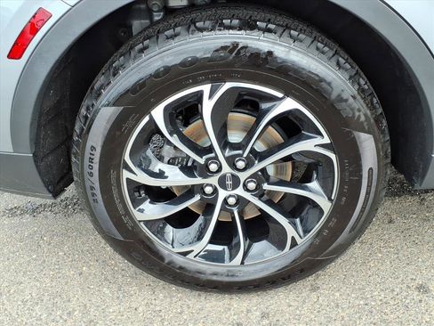 Used 2025 Lincoln Nautilus Premier image 8