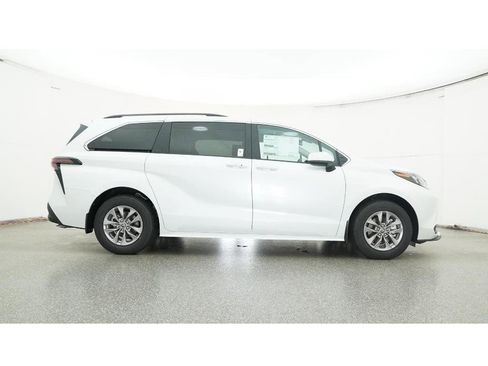 New 2026 Toyota Sienna XLE image 27