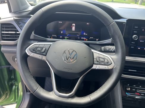 Certified 2025 Volkswagen Taos SE FWD image 15