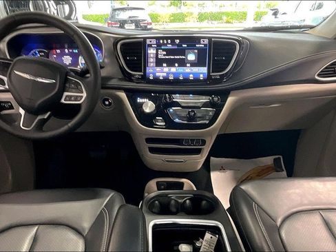 Used 2023 Chrysler Pacifica Touring-L FWD image 6