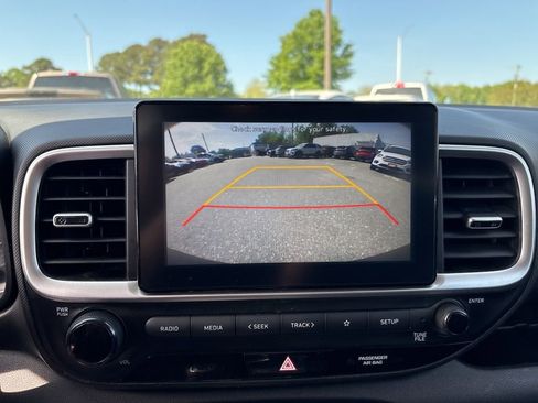 Used 2020 Hyundai Venue SE FWD image 17