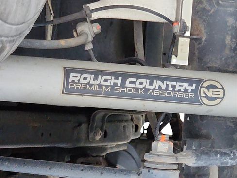 Used 2019 Nissan Titan SL image 39