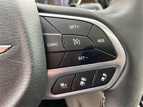 Used 2023 Chrysler Pacifica Limited image 30