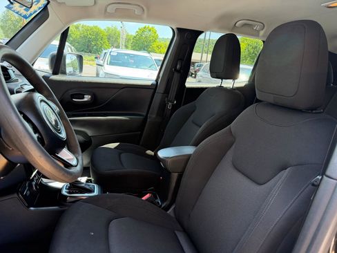 Used 2023 Jeep Renegade Latitude AWD/4WD image 10