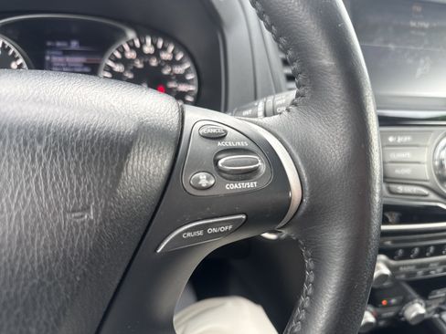 Used 2020 Nissan Pathfinder SV image 19