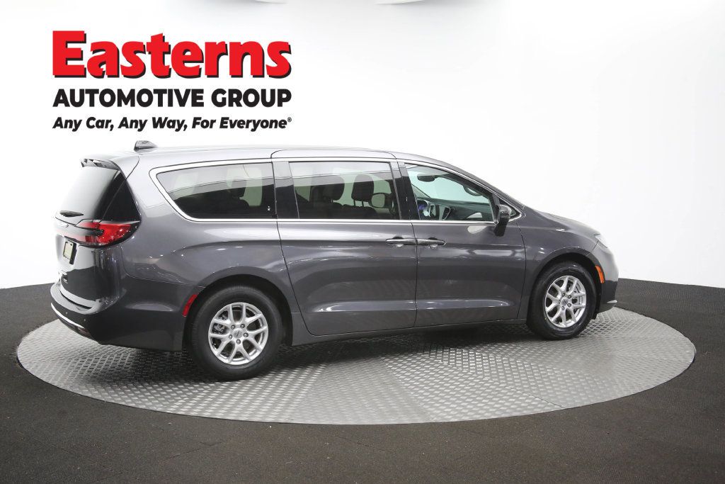 Used 2023 Chrysler Pacifica Touring-L FWD image 46