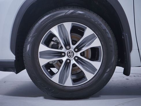 Used 2022 Toyota Highlander XLE image 2